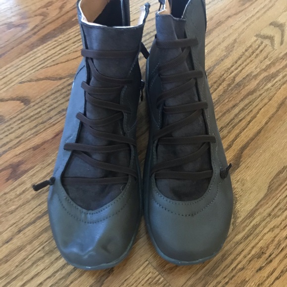 NWOT Ankle Booties - Picture 3 of 6